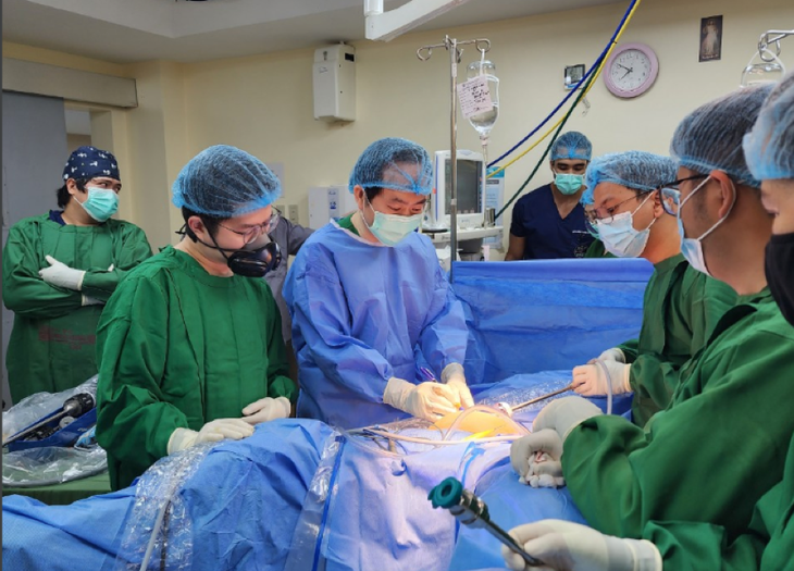 C&aacute;c b&aacute;c sĩ Bệnh viện B&igrave;nh D&acirc;n phẫu thuật bằng robot tại Philippines - Ảnh: Bệnh viện cung cấp