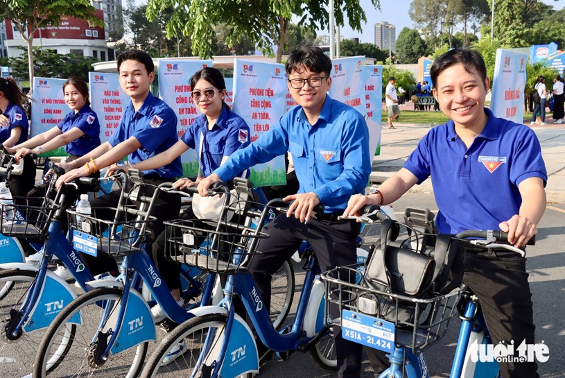 Đội h&igrave;nh đạp xe tuy&ecirc;n truyền ph&ograve;ng, chống r&aacute;c thải nhựa v&agrave; lắp đặt bảng tuy&ecirc;n truyền bảo vệ m&ocirc;i trường dọc bờ s&ocirc;ng S&agrave;i G&ograve;n - Ảnh: L&Ecirc; HUY&nbsp;