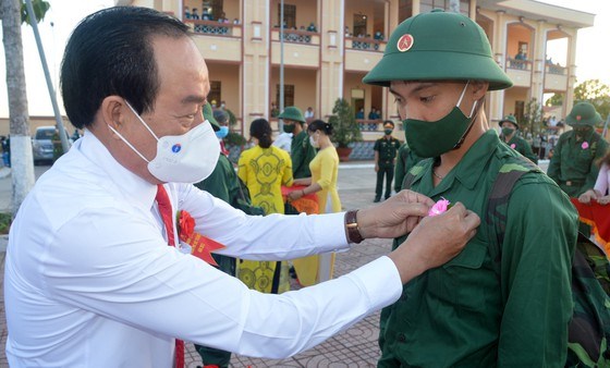 &Ocirc;ng Nguyễn Văn Quận, B&iacute; thư Th&agrave;nh ủy, Chủ tịch UBND TP S&oacute;c Trăng (tỉnh S&oacute;c Trăng) tặng hoa ch&uacute;c mừng t&acirc;n binh