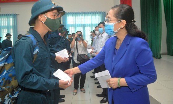 Đồng ch&iacute; Nguyễn Thị Lệ, Ph&oacute; B&iacute; thư Th&agrave;nh ủy, Chủ tịch HĐND TPHCM đ&atilde; tặng qu&agrave; v&agrave; kh&iacute;ch lệ tinh thần c&aacute;c t&acirc;n binh nhanh ch&oacute;ng h&ograve;a nhập m&ocirc;i trường qu&acirc;n đội. Ảnh: CAO THĂNG