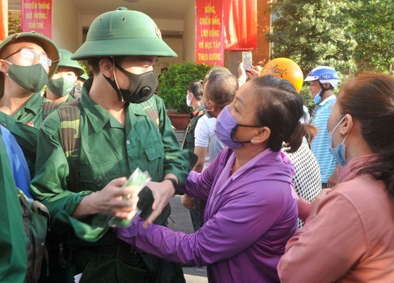 C&aacute;c t&acirc;n binh chia tay người th&acirc;n để l&ecirc;n đường nhập ngũ. Ảnh: CAO THĂNG