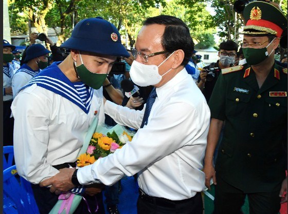 Đồng ch&iacute; Nguyễn Văn N&ecirc;n tặng hoa cho t&acirc;n binh. Ảnh: VIỆT DŨNG