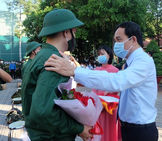 Đồng ch&iacute; Trần Lưu Quang động vi&ecirc;n tinh thần c&aacute;c thanh ni&ecirc;n trước giờ nhập ngũ. Ảnh: THU HƯỜNG