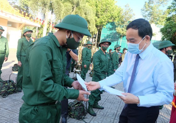 Ph&oacute; B&iacute; thư Thường trực Th&agrave;nh ủy TPHCM Trần Lưu Quang tặng qu&agrave; cho c&aacute;c thanh ni&ecirc;n trước giờ nhập ngũ. Ảnh: THU HƯỜNG