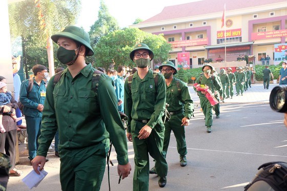 Thanh ni&ecirc;n TP Thủ Đức l&ecirc;n đường nhập ngũ. Ảnh: THU HƯỜNG