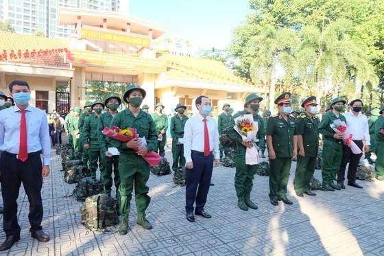 L&atilde;nh đạo TP Thủ Đức (TPHCM) chụp h&igrave;nh lưu niệm c&ugrave;ng c&aacute;c thanh ni&ecirc;n trước giờ nhập ngũ. Ảnh: THU HƯỜNG