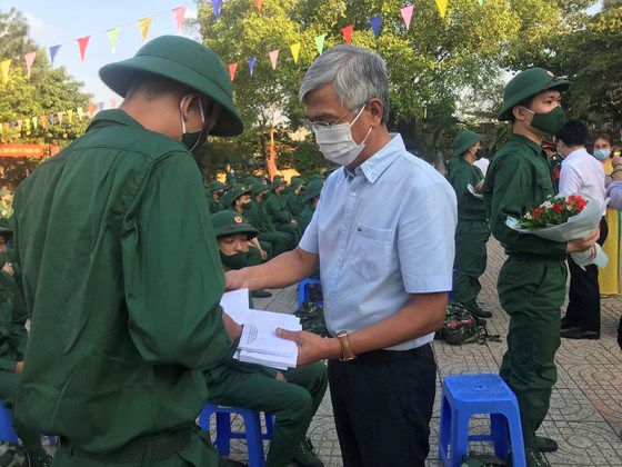 Ph&oacute; Chủ tịch UBND TP V&otilde; Văn Hoan tặng qu&agrave; cho c&aacute;c thanh ni&ecirc;n trước giờ nhập ngũ tại Khu vực 2 (TP Thủ Đức)