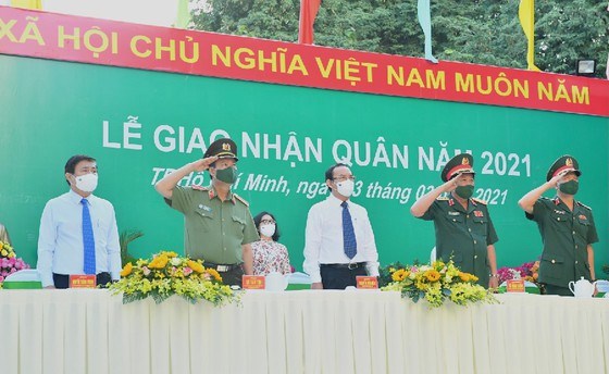 B&iacute; thư Th&agrave;nh ủy TPHCM Nguyễn Văn N&ecirc;n v&agrave; Chủ tịch UBND TPHCM Nguyễn Th&agrave;nh Phong tại Lễ giao nhận qu&acirc;n năm 2021. Ảnh: VIỆT DŨNG