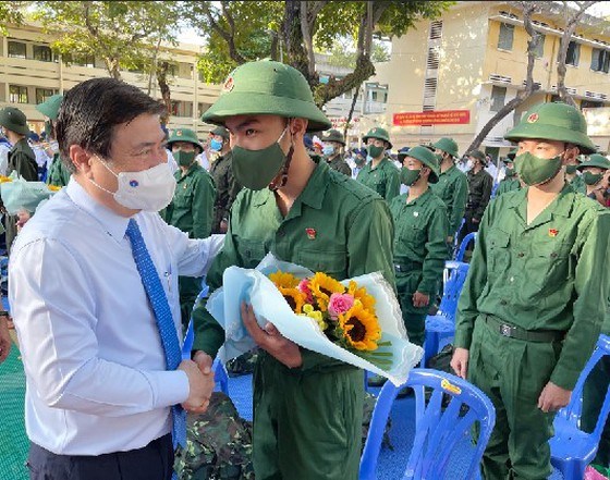 Chủ tịch UBND TPHCM Nguyễn Th&agrave;nh Phong động vi&ecirc;n chiến sĩ l&ecirc;n đường nhập ngũ. Ảnh:VIỆT DŨNG