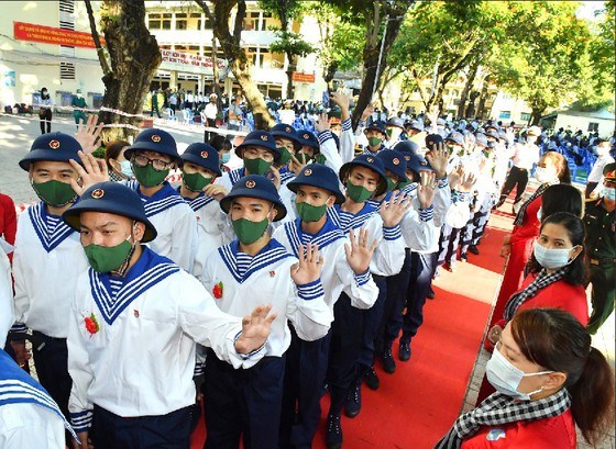 C&aacute;c t&acirc;n binh l&ecirc;n đường nhập ngũ. Ảnh: VIỆT DŨNG