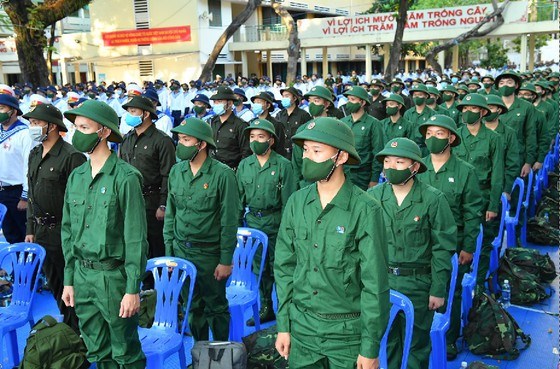 C&aacute;c t&acirc;n binh trước giờ nhập ngũ. Ảnh: VIỆT DŨNG