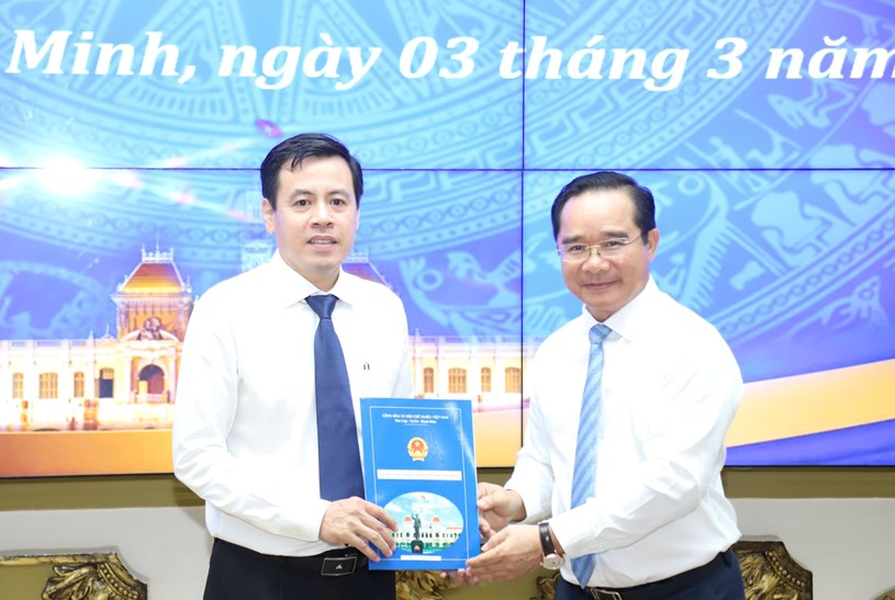 Chủ tịch UBND TP HCM trao quyết định cho &ocirc;ng Trần Anh Tuấn; Ảnh: NGUYỄN PHAN &nbsp;