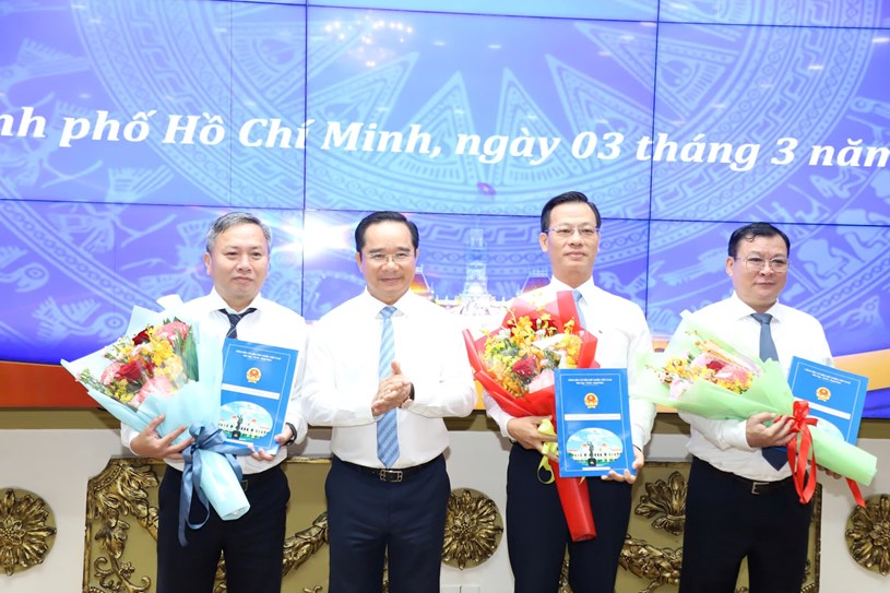 Chủ tịch UBND TP HCM Nguyễn Văn Được trao quyết định v&agrave; ch&uacute;c mừng nh&acirc;n sự l&atilde;nh đạo Ban Hạ tầng TP HCM; Ảnh: NGUYỄN PHAN &nbsp;
