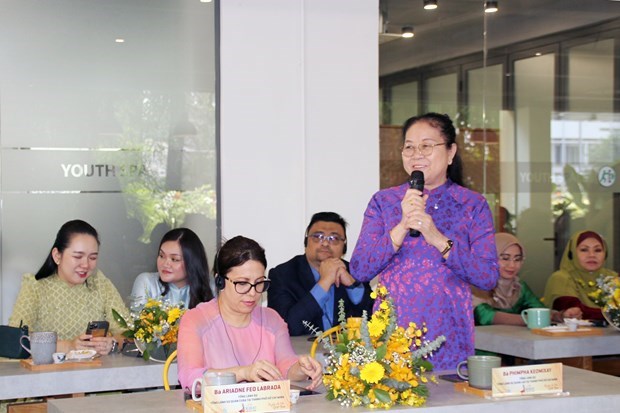 Bà Phimpha Keomixay, Tổng Lãnh sự Lào tại Thành phố Hồ Chí Minh chia sẻ ấn tượng về áo dài Việt Nam. (Ảnh: Mỹ Phương/TTXVN)