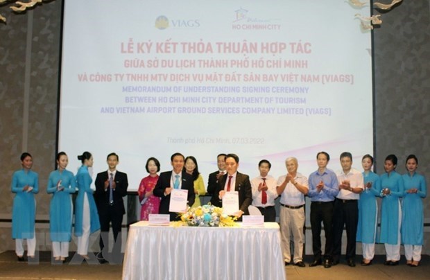 Đại diện Sở Du lịch Thành phố Hồ Chí Minh và Công ty Trách nhiệm hữu hạn Một thành viên Dịch vụ mặt đất sân bay Việt Nam (VIAGS) ký kết thỏa thuận hợp tác giai đoạn 2022-2027. (Ảnh: Mỹ Phương/TTXVN)