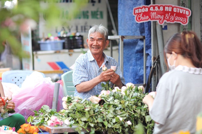 Chủ một cửa h&agrave;ng hoa tại chợ hoa Hồ Thị Kỷ phấn khởi với sức mua cao.