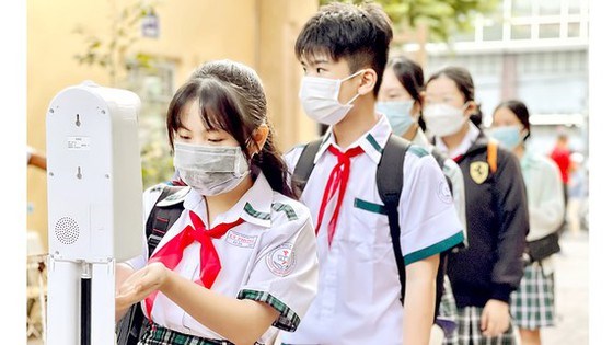 Học sinh Trường THCS Lý Phong (quận 5, TPHCM) chấp hành quy định 5K. Ảnh: HOÀNG HÙNG