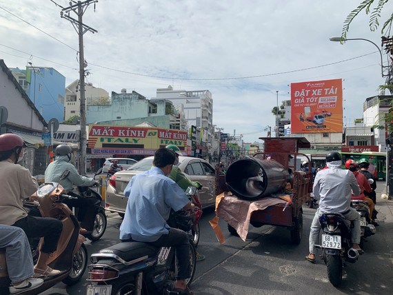 CSGT kiểm tra xử l&yacute; xe cũ n&aacute;t, xe tự chế tr&ecirc;n địa b&agrave;n. Ảnh: CH&Iacute; THẠCH