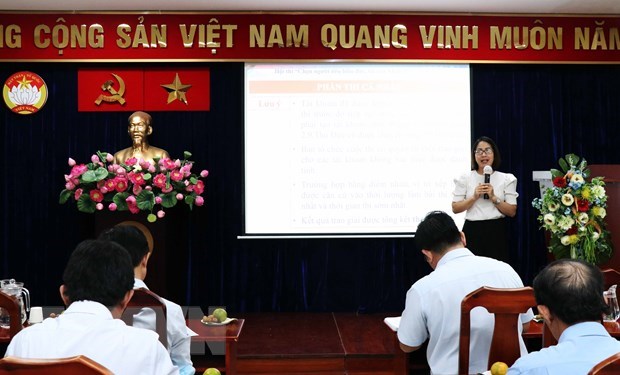 B&agrave; Cao Thị Thu Duy&ecirc;n, Ph&oacute; Ban Tuy&ecirc;n gi&aacute;o - Đối ngoại, Ủy ban Mặt trận Tổ quốc Việt Nam Th&agrave;nh phố Hồ Ch&iacute; Minh giới thiệu về thể lệ, c&aacute;ch thức tham gia Cuộc thi. (Ảnh: Xu&acirc;n Khu/TTXVN)