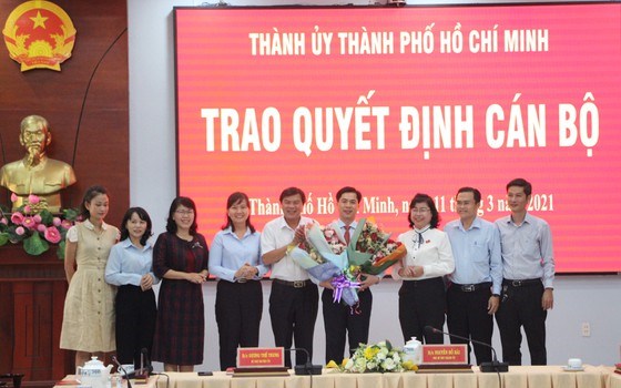 Đại diện c&aacute;c Ban v&agrave; Văn ph&ograve;ng HĐND TPHCM ch&uacute;c mừng đồng ch&iacute; Triệu Đỗ Hồng Phước nhận nhiệm vụ mới