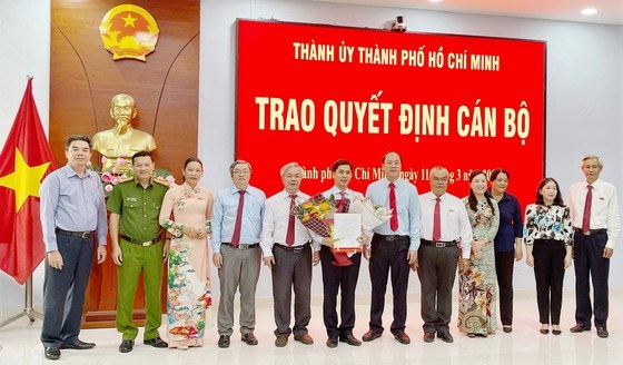 Ban Thường vụ Huyện ủy Nh&agrave; B&egrave; ch&uacute;c mừng đồng ch&iacute; Triệu Đỗ Hồng Phước nhận nhiệm vụ mới