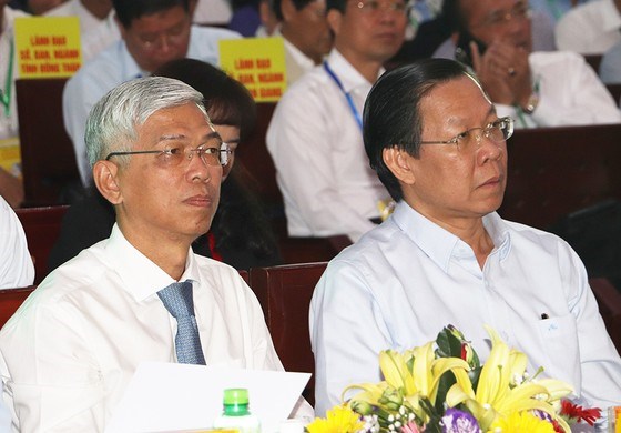 Chủ tịch UBND TPHCM Phan Văn Mãi cùng Phó Chủ tịch UBND TPHCM Võ Văn Hoan dự hội nghị