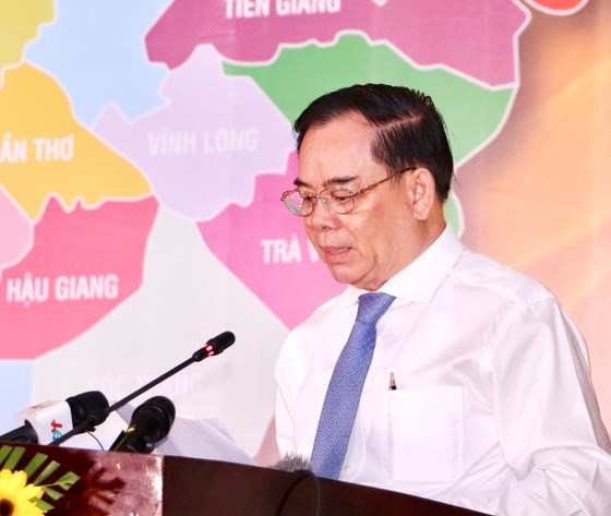 Chủ tịch UBND tỉnh Bến Tre Trần Ngọc Tam ph&aacute;t biểu tại hội nghị