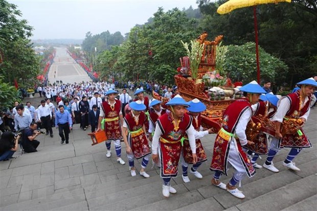 Giỗ tổ H&ugrave;ng Vương - Lễ hội Đền H&ugrave;ng 2019: Đo&agrave;n rước bắt đầu khởi h&agrave;nh từ s&acirc;n Trung t&acirc;m lễ hội để l&ecirc;n Đền Thượng. (Ảnh: Th&agrave;nh Đạt/TTXVN)