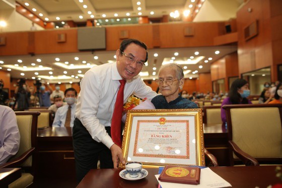 B&iacute; thư Th&agrave;nh ủy TPHCM Nguyễn Văn N&ecirc;n tặng bằng khen cho&nbsp;Mẹ Việt Nam anh h&ugrave;ng Ng&ocirc; Thị Qu&yacute;t. Ảnh: DŨNG PHƯƠNG