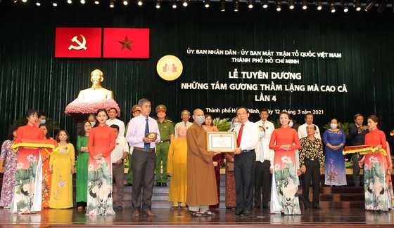 B&iacute; thư Th&agrave;nh ủy TPHCM Nguyễn Văn N&ecirc;n tặng bằng khen cho c&aacute;c&nbsp;tấm gương thầm lặng m&agrave; cao cả tại buổi lễ. Ảnh: DŨNG PHƯƠNG