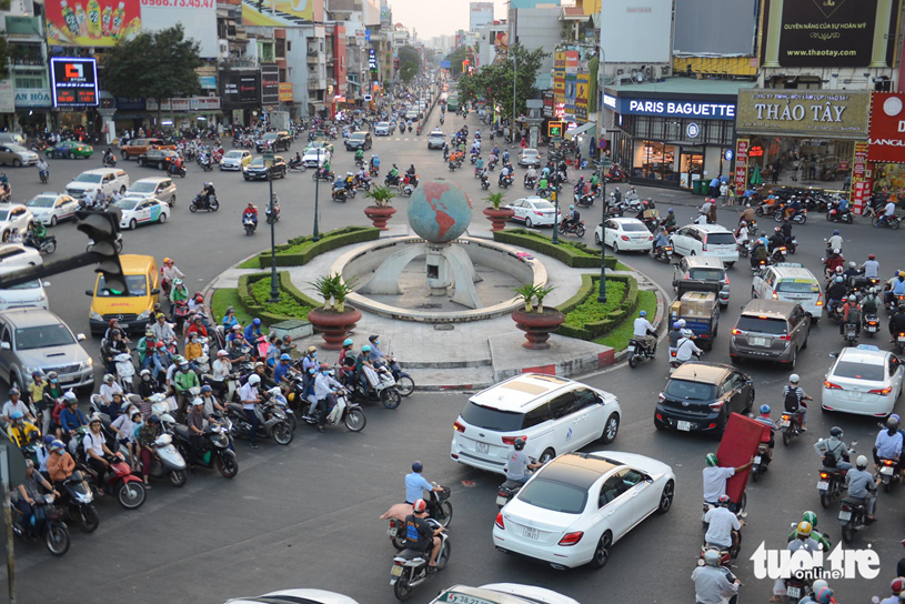 V&ograve;ng xoay Lăng Cha Cả nằm gần s&acirc;n bay T&acirc;n Sơn Nhất n&ecirc;n lượng xe qua lại ng&agrave;y c&agrave;ng nhiều, thường xuy&ecirc;n xảy ra &ugrave;n tắc. Để khắc phục, một cầu vượt th&eacute;p được x&acirc;y dựng ở đ&acirc;y từ hơn 10 năm trước. Tuy nhi&ecirc;n t&igrave;nh trạng &ugrave;n tắc vẫn diễn ra tại khu vực n&agrave;y do lượng xe qua lại qu&aacute; lớn, cho d&ugrave; mới đ&acirc;y đ&atilde; giải tỏa mở rộng th&ecirc;m một đoạn đường trong khu vực