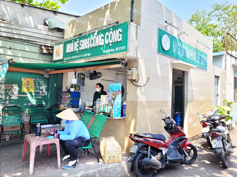 Nằm ở vị tr&iacute; thuận lợi (bến ph&agrave; B&igrave;nh Kh&aacute;nh) nhưng nh&agrave; vệ sinh c&ocirc;ng cộng n&agrave;y vẫn ế kh&aacute;ch, nguồn thu kh&ocirc;ng đủ chi trả chi ph&iacute; quản l&yacute;, vận h&agrave;nh.