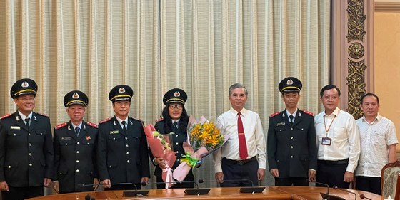 T&acirc;n Ph&oacute; Ch&aacute;nh Thanh tra TPHCM Nguyễn Thị Thanh Thủy nhận hoa ch&uacute;c mừng từ l&atilde;nh đạo TPHCM, l&atilde;nh đạo Thanh tra TPHCM