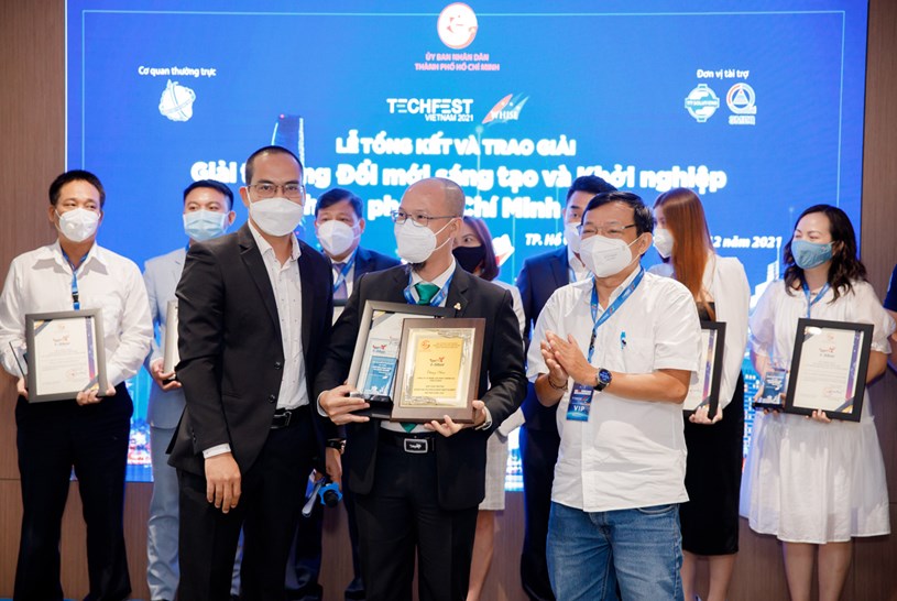 Ông Nguyễn Văn Khanh (Phó Giám đốc Trung tâm Báo chí TPHCM) và ông Nguyễn Việt Đức (Tổng Giám đốc Công ty Cổ phần Quản lý Đầu tư Khởi nghiệp) trao Giải thưởng I-Star 2021 tôn vinh doanh nghiệp khởi nghiệp đổi mới sáng tạo