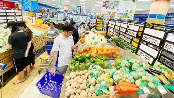 Mua rau củ tại Co.op mart L&yacute; Thường Kiệt, TPHCM. Ảnh: CAO THĂNG