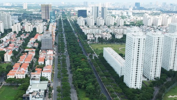 Mảng xanh tr&ecirc;n đường Nguyễn Văn Linh, quận 7. Ảnh: CAO THĂNG