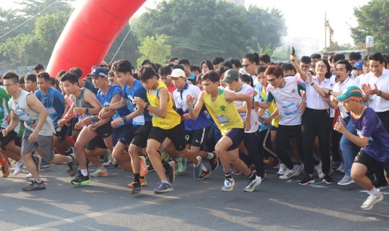 Các tuyển thủ khởi đầu ngày hội bằng giải chạy bộ tại khu đô thị ĐHQG TPHCM. Ảnh: THANH TÙNG