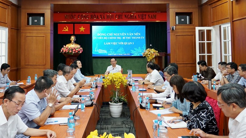 B&iacute; thư Th&agrave;nh ủy TPHCM Nguyễn Văn N&ecirc;n l&agrave;m việc với Ban Thường vụ Quận ủy quận 1. Ảnh: HO&Agrave;NG H&Ugrave;NG&nbsp;