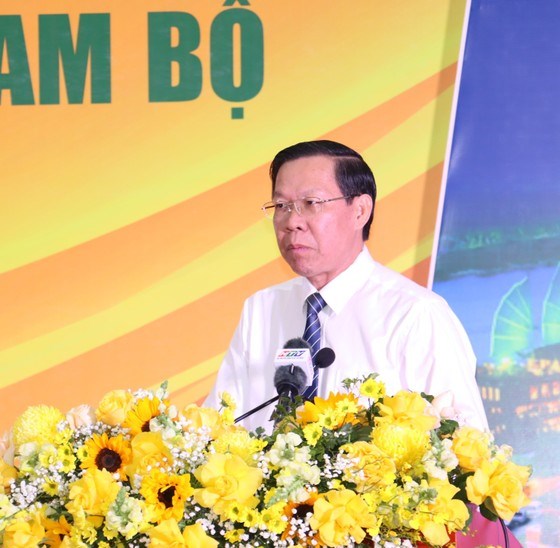 Chủ tịch UBND TPHCM Phan Văn M&atilde;i ph&aacute;t biểu tại hội nghị&nbsp;