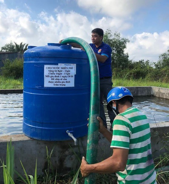 Nước ngọt được lấy từ nguồn nước sạch của Sawaco vượt 300 km đến tay người d&acirc;n v&ugrave;ng hạn mặn