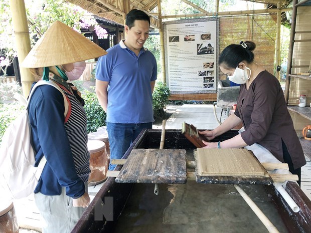 Nghề l&agrave;m giấy d&oacute; được giới thiệu tại Khu du lịch Một tho&aacute;ng Việt Nam. (Ảnh: Mỹ Phương/TTXVN)