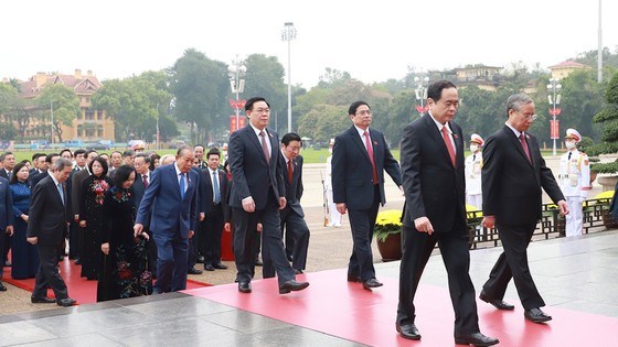 L&#227;nh đạo Đảng v&#224; Nh&#224; nước đặt v&#242;ng hoa, v&#224;o Lăng viếng Chủ tịch Hồ Ch&#237; Minh - Ảnh 2