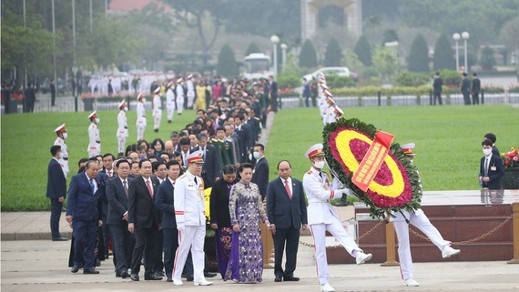 C&aacute;c đồng ch&iacute; L&atilde;nh đạo Đảng, Nh&agrave; nước, Quốc hội, Mặt trận Tổ quốc Việt Nam v&agrave; c&aacute;c đại biểu Quốc hội tới đặt v&ograve;ng hoa v&agrave; v&agrave;o Lăng viếng Chủ tịch Hồ Ch&iacute; Minh. Ảnh: QUANG PH&Uacute;C