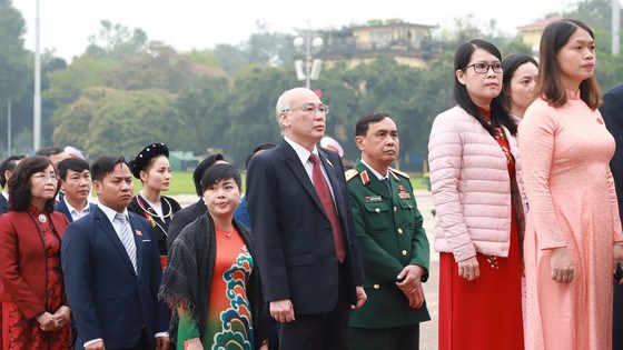 L&#227;nh đạo Đảng v&#224; Nh&#224; nước đặt v&#242;ng hoa, v&#224;o Lăng viếng Chủ tịch Hồ Ch&#237; Minh - Ảnh 4