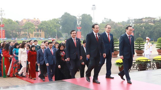 L&#227;nh đạo Đảng v&#224; Nh&#224; nước đặt v&#242;ng hoa, v&#224;o Lăng viếng Chủ tịch Hồ Ch&#237; Minh - Ảnh 3