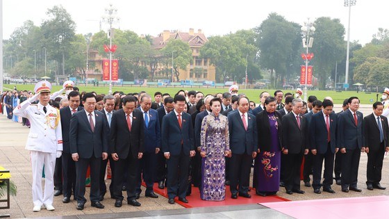 L&#227;nh đạo Đảng v&#224; Nh&#224; nước đặt v&#242;ng hoa, v&#224;o Lăng viếng Chủ tịch Hồ Ch&#237; Minh - Ảnh 1