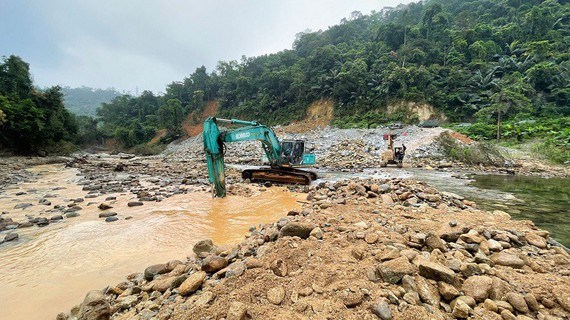 C&aacute;c lực lượng triển khai m&aacute;y m&oacute;c v&agrave; thiết bị phục vụ c&ocirc;ng t&aacute;c t&igrave;m kiếm c&aacute;c nạn nh&acirc;n mất t&iacute;ch v&agrave;o s&aacute;ng 25/3