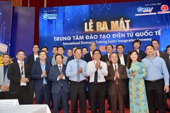 Chủ tịch UBND TPHCM Phan Văn M&atilde;i ch&uacute;c mừng Trung t&acirc;m Đ&agrave;o tạo Điện tử Quốc tế ra mắt. Ảnh: CAO THĂNG