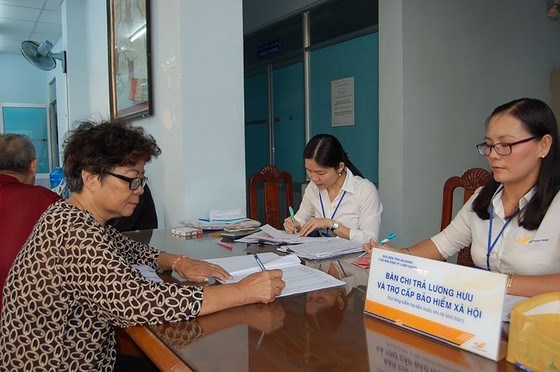 C&aacute;n bộ hưu tr&iacute; phường Bến Ngh&eacute;, quận 1, TPHCM nhận lương hưu