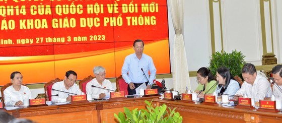 Chủ tịch UBND TPHCM Phan Văn M&atilde;i ph&aacute;t biểu tại buổi l&agrave;m việc. Ảnh: CAO THĂNG